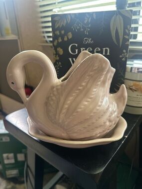 Vintage pink creme Ceramic Swan Planter about 6”x6” beautiful piece
